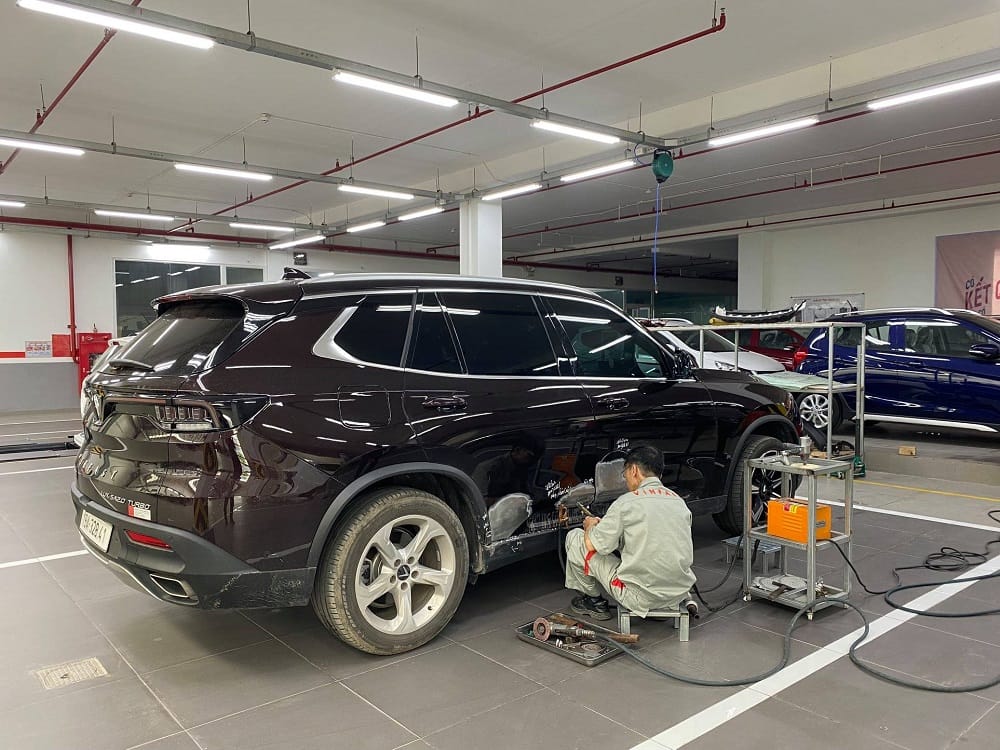 Bảo hiểm vật chất ô tô sẽ chi trả cho những trường hợp nào? 6 Chủ xe nên chọn gara chính hãng làm nơi tiến hành sửa chữa